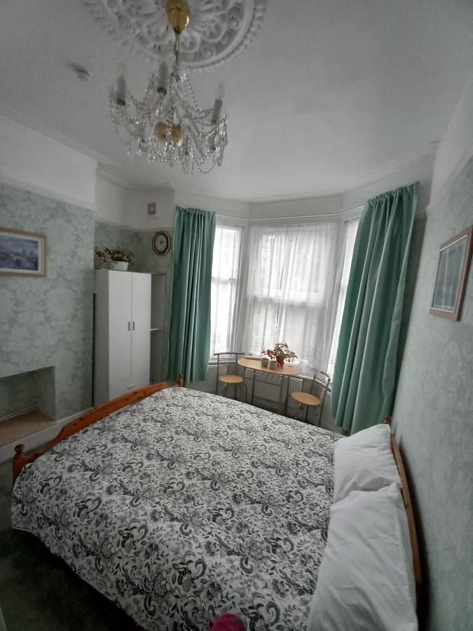Mari London Holiday Room อิลฟอร์ด ภายนอก รูปภาพ