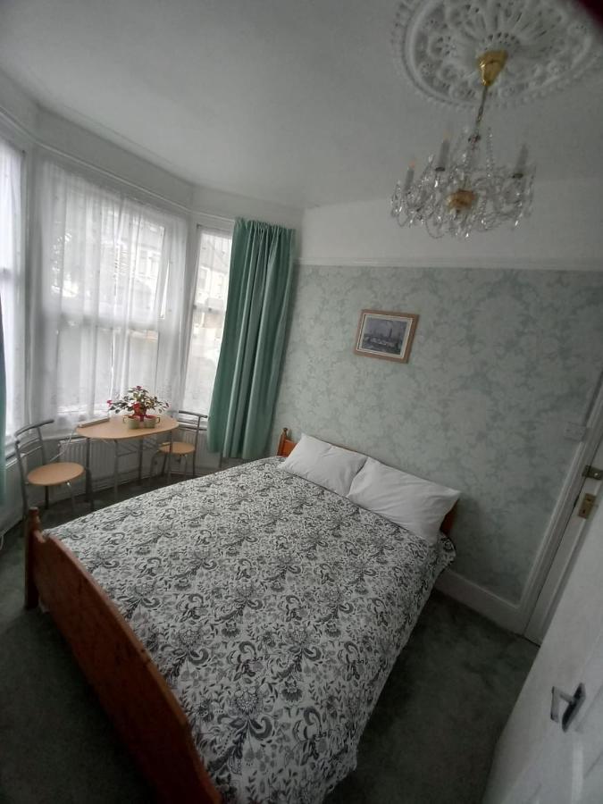 Mari London Holiday Room อิลฟอร์ด ภายนอก รูปภาพ